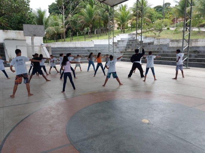 Crianças do Serviço de Convivência Juvenópolis participam de aulas de Kung Fu