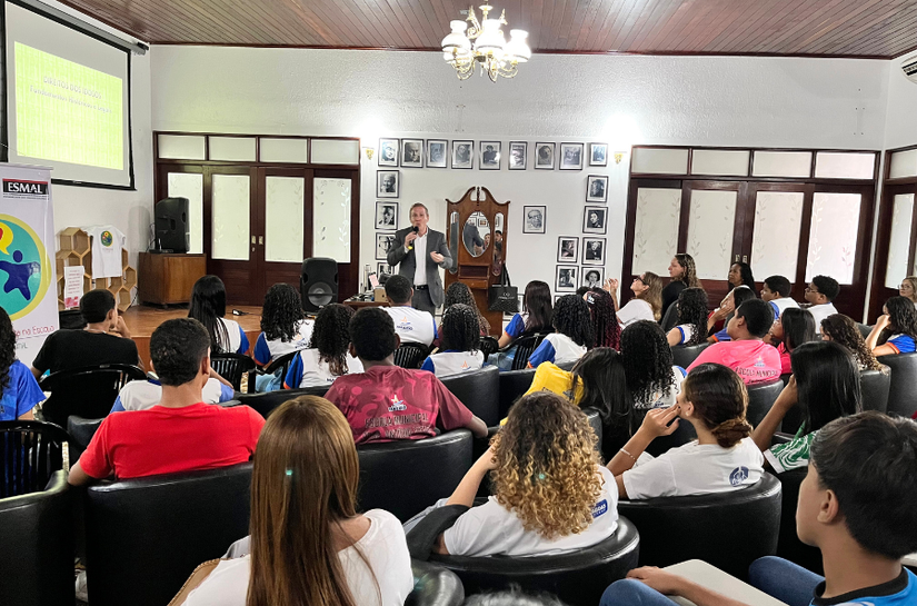 Juiz Anderson Passos dialoga sobre Estatuto do Idoso com 60 estudantes de escolas públicas