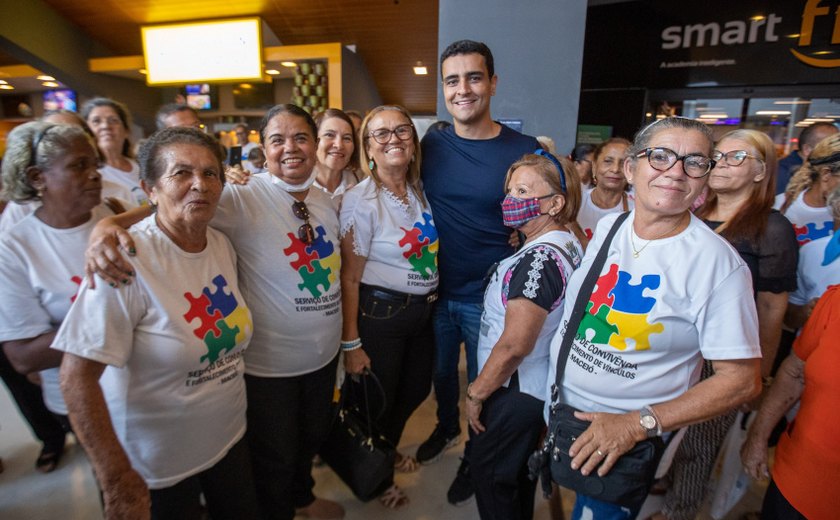 Prefeito JHC acompanha Cine Vovó com idosos atendidos pela Assistência Social