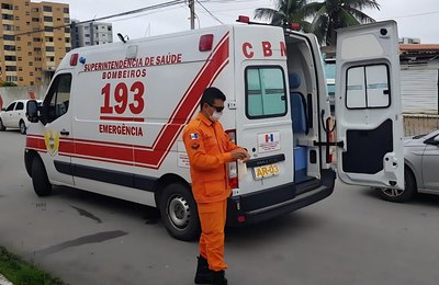Bombeiros resgatam torcedor que caiu em fosso do Estádio Rei Pelé