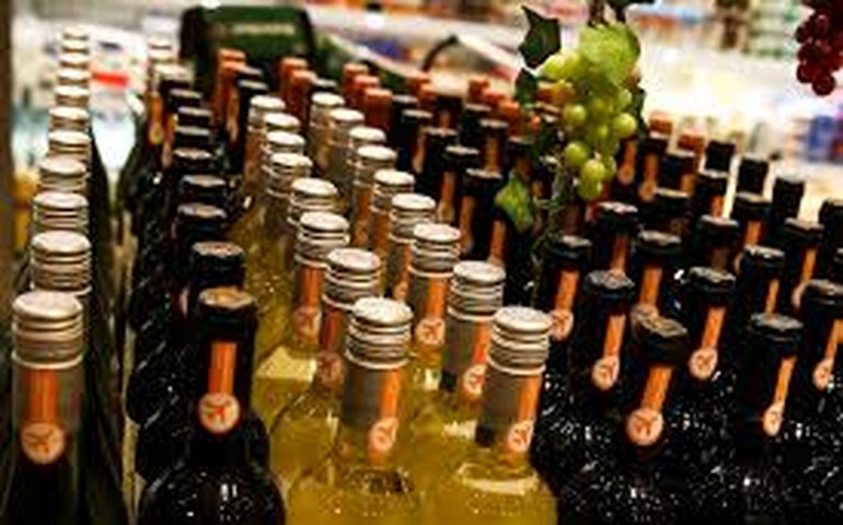 Chácara no interior de SP era usada para falsificar e envasar bebidas, aponta polícia
