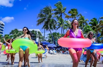 Dezenas de boias coloridas mergulhando no mar de Ponta Verde marcam a abertura do verão em Maceió