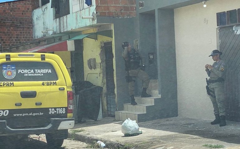 Homem é morto a tiros após ser perseguido e invadir casa durante fuga em Maceió