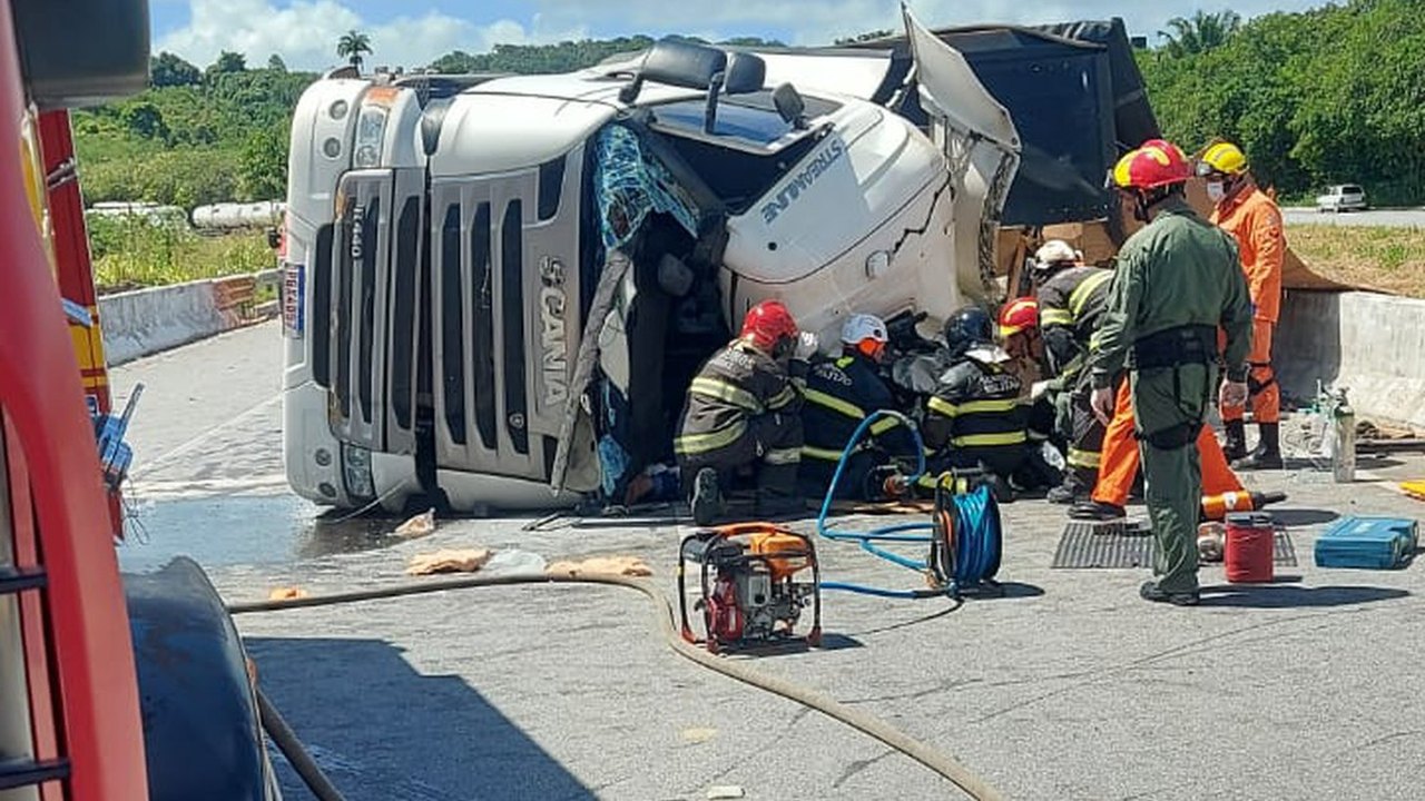 Carreta tomba na BR-101, em Pilar  e homem fica preso às ferragens
