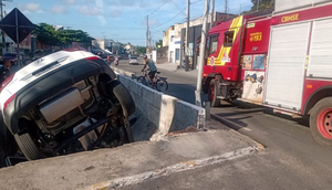 Após colisão, carro cai em canal e deixa motorista ferido na Região Central de Aracaju