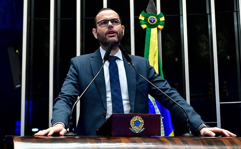 Senador aliado de Bolsonaro pede desculpas por ter ido ao show da Madonna