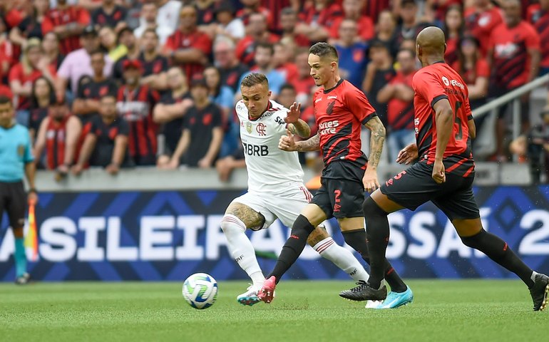 Flamengo sai na frente, mas leva virada do Athletico-PR e perde a 3ª seguida no Brasileirão