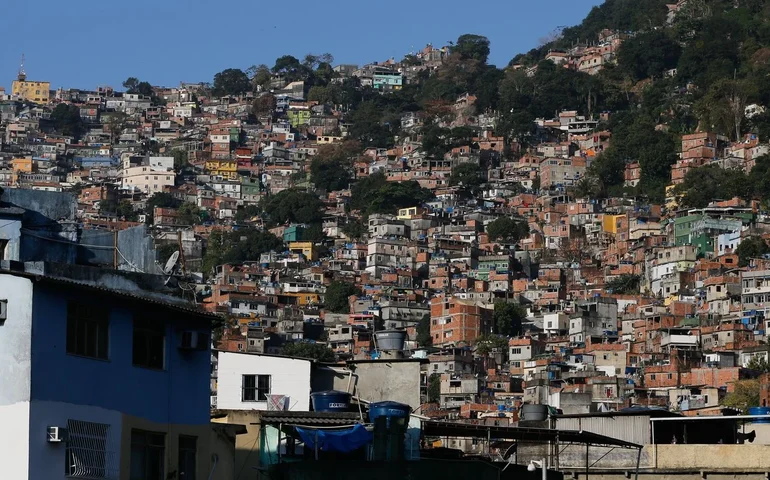 Com 81,9% vivendo em áreas acessíveis apenas a pé, de bicicleta ou de moto, Rocinha tenta driblar a deficiência no ir e vir