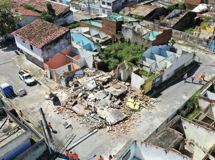 Por colocar população em risco, Prefeitura demole barraca na orla de Jatiúca