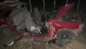 Condutor de automóvel fica preso às ferragens após colidir com caminhão em Sergipe / Foto: Foto: Divulgação/BPRv