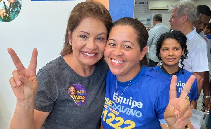 Rose Davino, à esquerda, em campanha