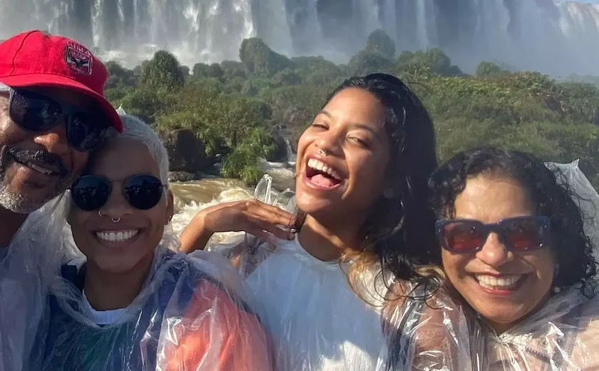 Pai de brasileira morta na Indonésia abre mochila 35 dias após resgate: 'emoção e saudade'