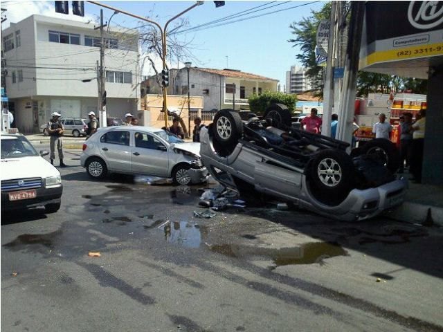 Carro capotado após colisão, dia 1º de janeiro, em Maceió