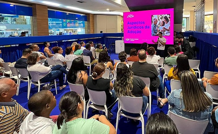 Curso capacita 50 pessoas no Dia Nacional da Adoção