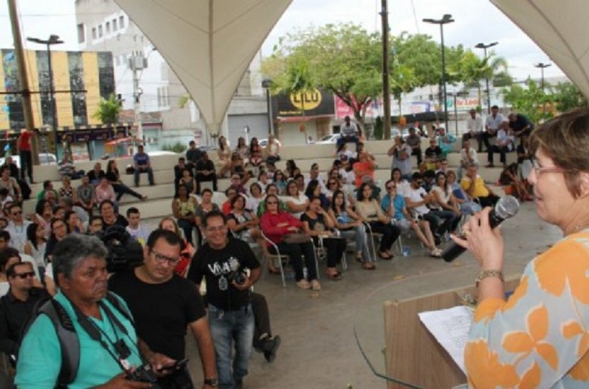Célia entrega selo dedicado a servidores em Arapiraca
