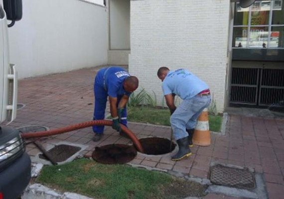 Rebaixamento de lençol freático é encontrado durante limpeza em rede de esgoto