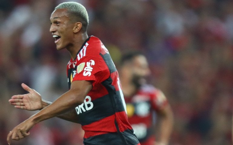 Garotos resolvem, Flamengo derruba invicto Racing e fica perto das oitavas da Libertadores