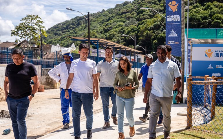Vice-prefeito e titular da Seminfra visita etapa final de obras em praças centenárias de Fernão Velho