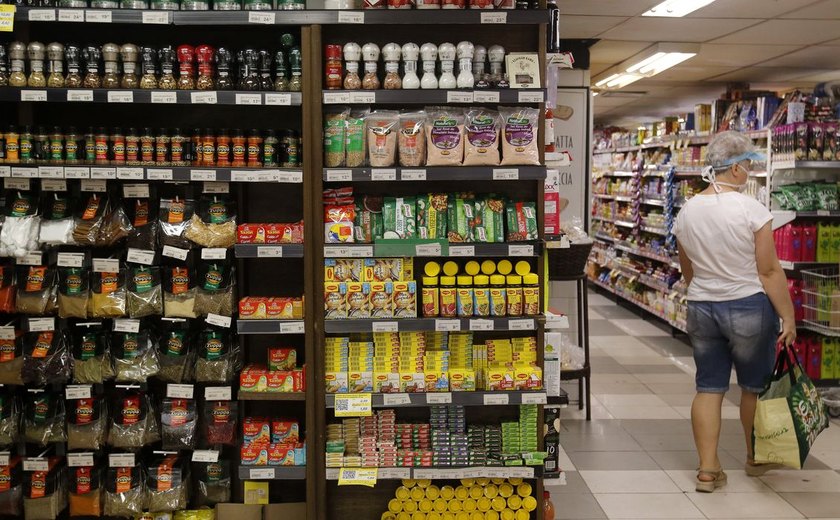 Cesta básica sobe nas capitais e custa ao menos 40% do salário mínimo