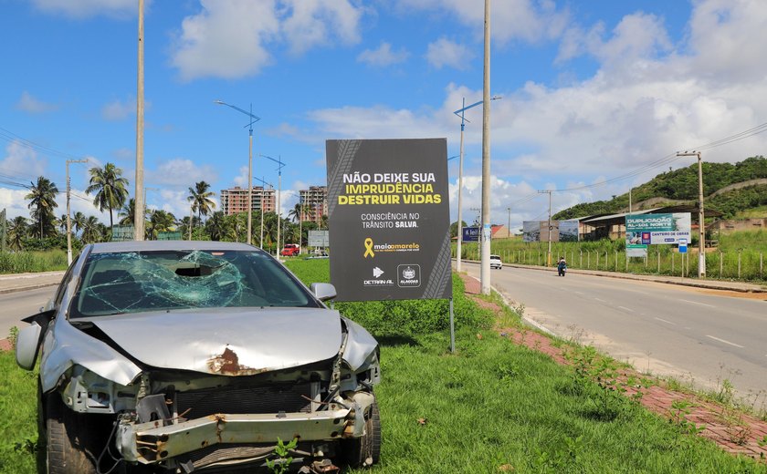 Carros acidentados alertam Maceió