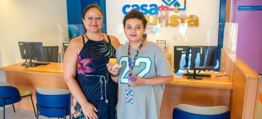 Izabela Santos Almeida, com o filho de 12 anos, conseguiu renovar a receita e a carteirinha depois de oito meses. Foto: Davi Silas/ Ascom Maceió Saúde