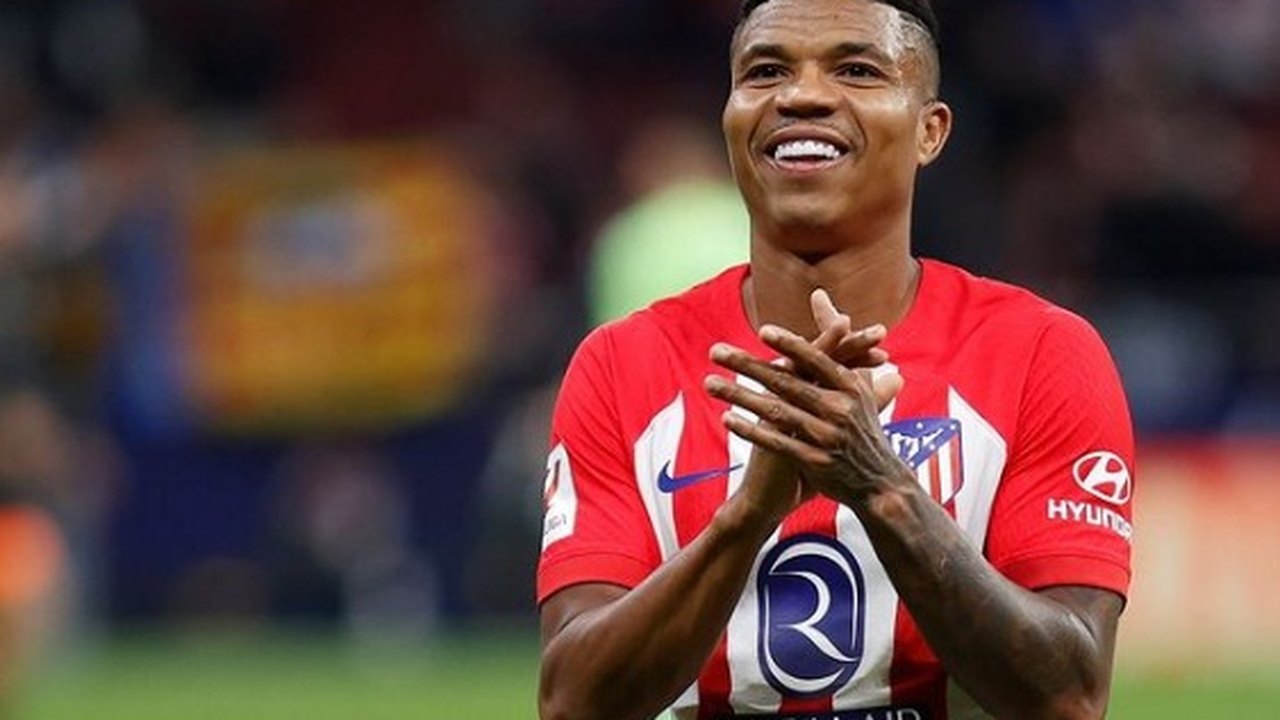 Brasileiro marca golaço, Atlético de Madrid vence e passa o Barcelona na tabela do Espanhol