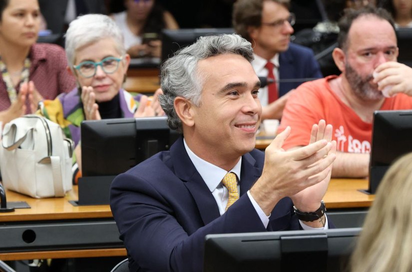 Rafael Brito comemora aprovação de Projeto de lei que cria piso salarial para profissionais da educação