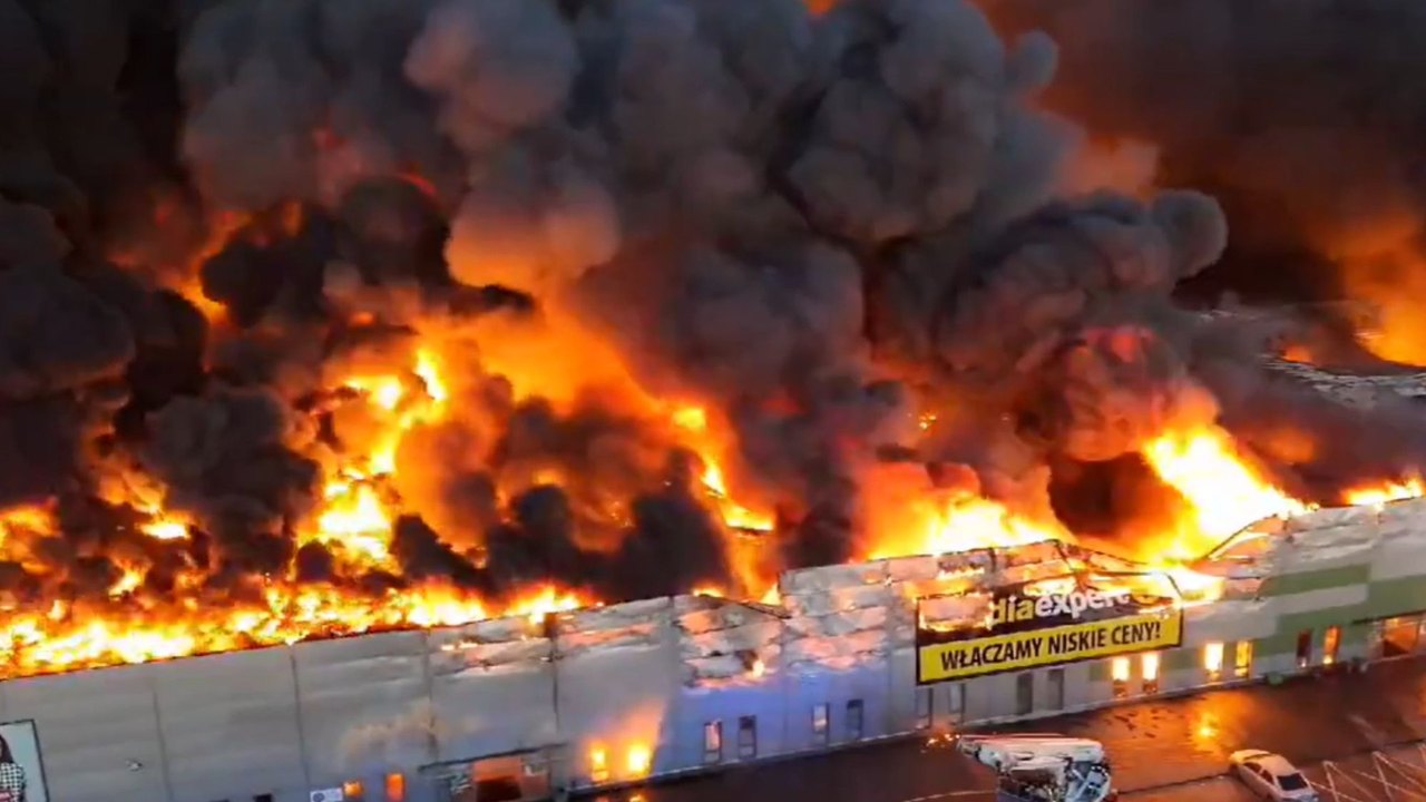 Incêndio destrói shopping de Varsóvia