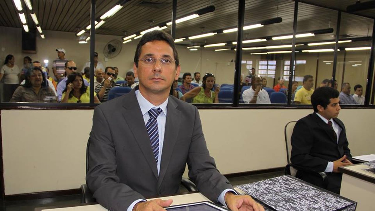Vereador Márcio Henrique se emociona em discurso na Câmara de Palmeira