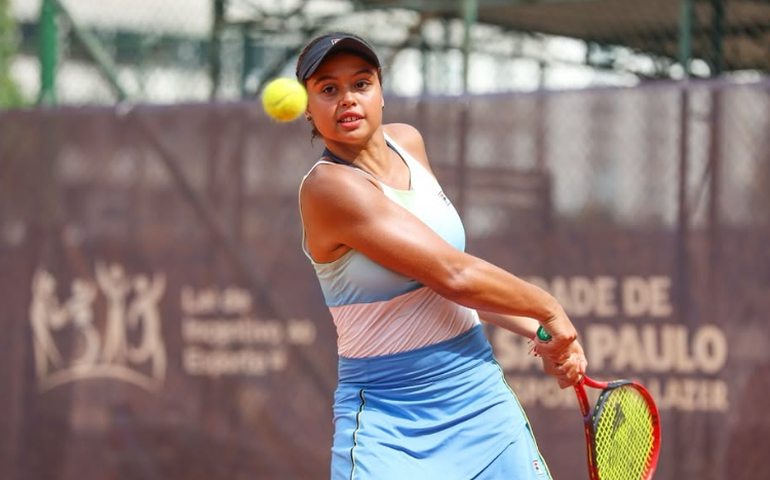 Naná Silva, de 15 anos, surpreende no SP Open e vence a 1ª partida em nível WTA