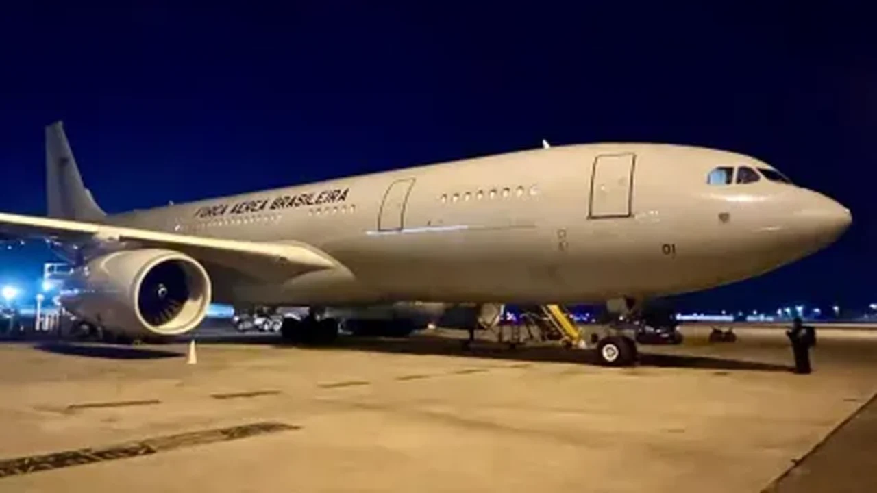 Avião da FAB com brasileiros repatriados pousa em São Paulo