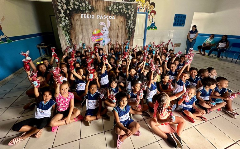 Prefeita Marcela Gomes faz a festa da criançada linense com a entrega de ovos de Páscoa