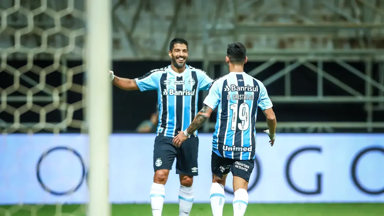 Torcida do Grêmio se despede de Suárez com festa no aeroporto em Porto Alegre