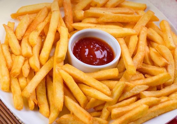 Esqueça o molho na batatinha frita: a combinação pode dobrar o número de calorias; entenda o motivo