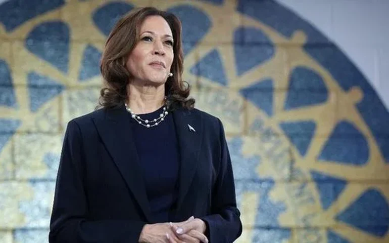 Campanha de Kamala Harris ganha força, sobe nas pesquisas e torna a disputa competitiva