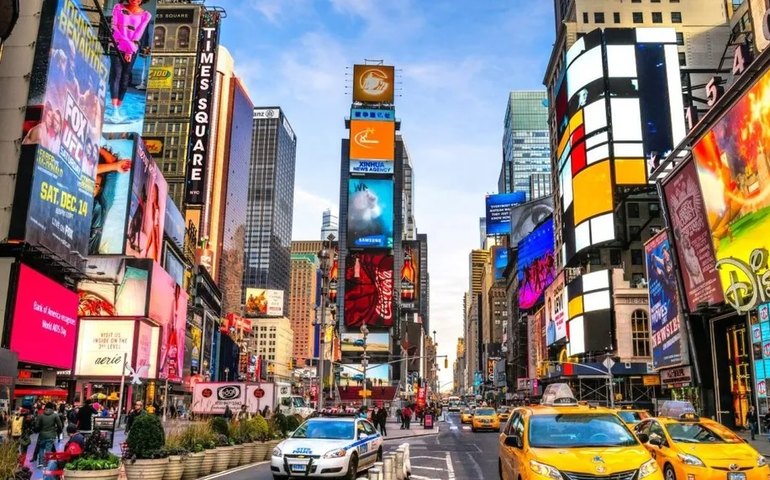 Telão da Times Square, celebrado por famosos brasileiros como conquista, cobra só US$ 40