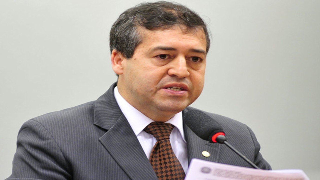 Reforma trabalhista vai formalizar jornada de 12 horas, diz ministro