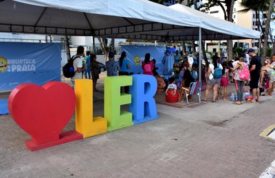 Orla de Maceió recebe mais uma edição do Biblioteca na Praia