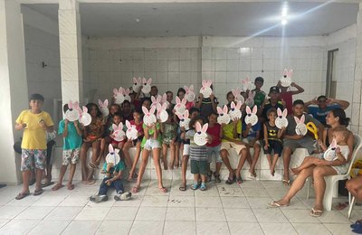 Prefeitura de Maceió realiza oficina de Páscoa com materiais recicláveis em Cruz das Almas
