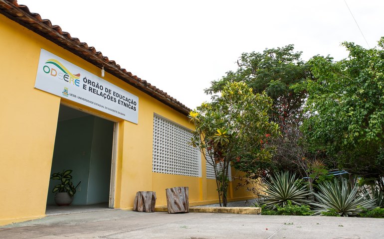 Uesb abre 300 vagas para cursos gratuitos em Educação e Relações Étnicas