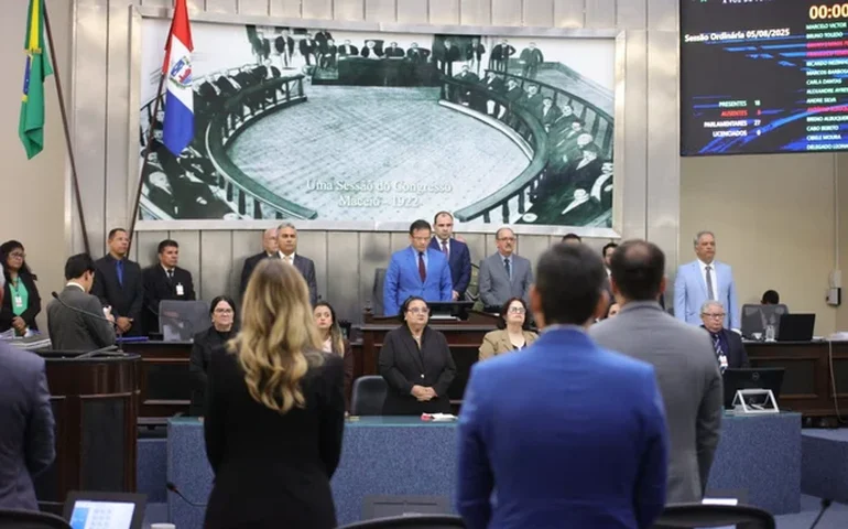 Parlamento realiza minuto de silêncio em memória de Marcelo Lima