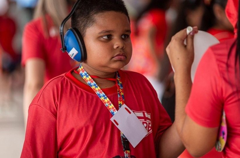 Projeto prevê que SUS fornecerá abafador de ruído para pessoa com autismo