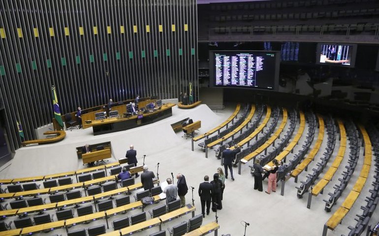 Câmara aprova urgência e inicia análise de projeto que prevê medidas contra tarifas de outros países; acompanhe