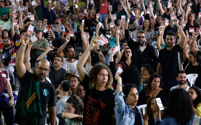 Novo estatuto de servidores avança, e professores do Rio mantêm greve
