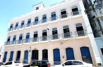 Biblioteca Pública Estadual Graciliano Ramos recebe exposição “Arte, Vida e Superação”