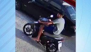 Acusado de cometer o crime foi flagrado por câmeras de segurança pilotando a motocicleta. / Foto: Imagem: Reprodução/TV Atalaia