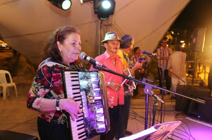 Ditinha do Acordeon conduz arrasta-pé abrindo o São João 2016 de Arapiraca