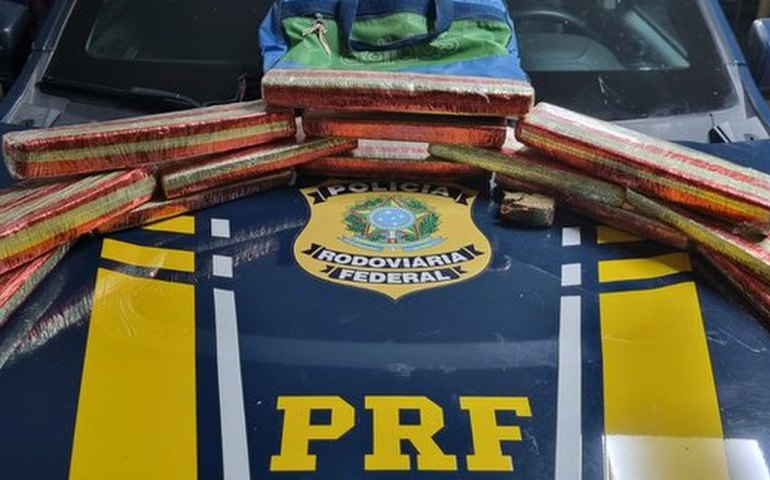 Junto da filha de 3 anos, jovem é flagrada com mais de 12 kg de maconha em ônibus para Arapiraca