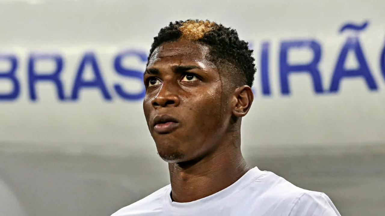 Yony González treina no Corinthians e espera regularizar situação