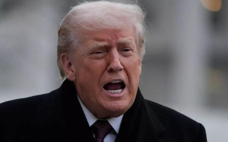 EUA anunciam tarifa de 25% para países que negociarem com o Irã, afirma Trump